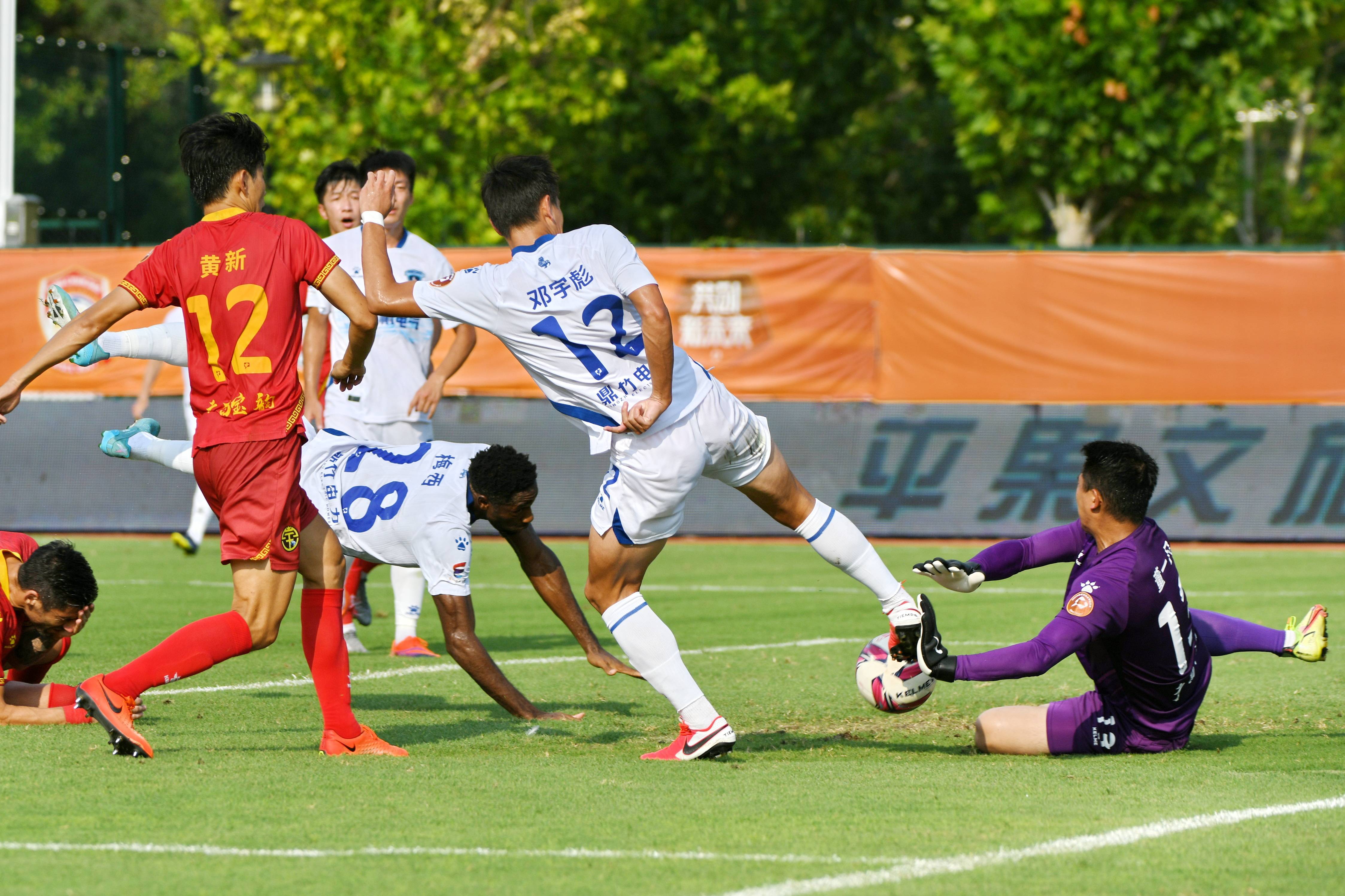 足球比赛中球员们表现出色斗志昂扬的简单介绍