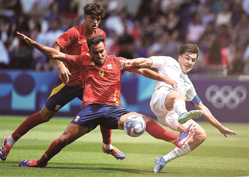 足球比赛中球员们表现出色斗志昂扬的简单介绍