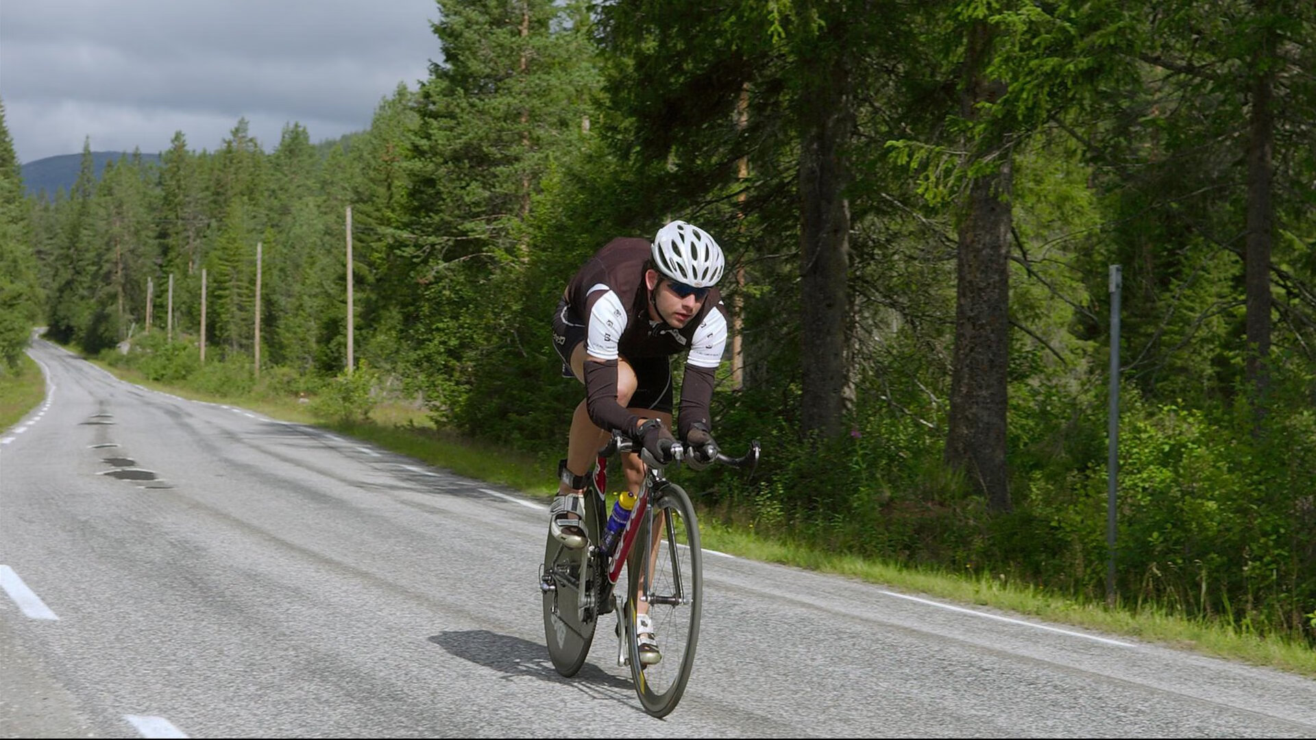 赛道上的逆袭，索伯车队完胜红牛，塞恩斯惊艳四座